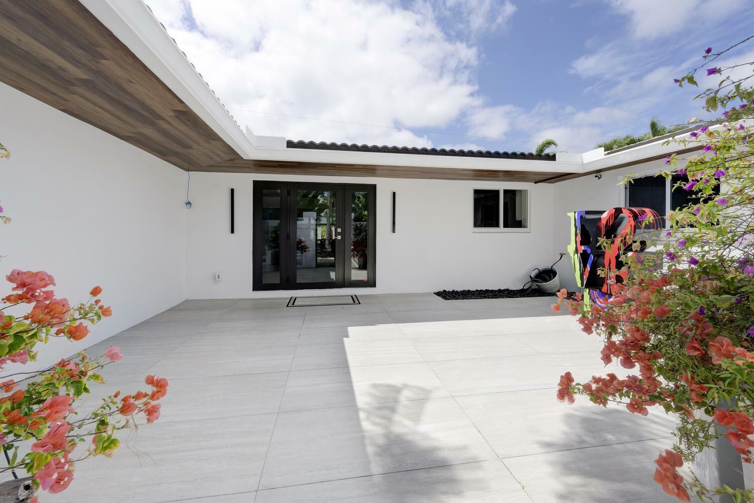 Property Photo: 520 NE 17th Street FL 33432