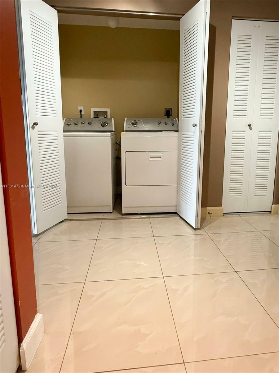 Property Photo: 1300 NE 109th St 405 FL 33161