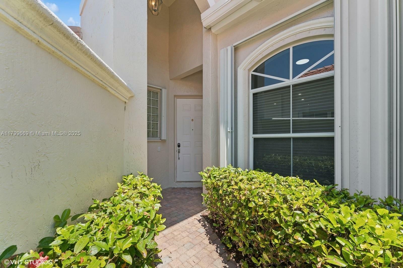Property Photo: 1576 Breakwater Ter FL 33019