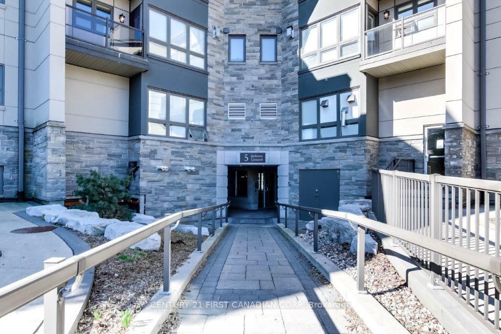 Photo de la propriété: 5 Jacksway Crescent 317 ON N5X 3T6