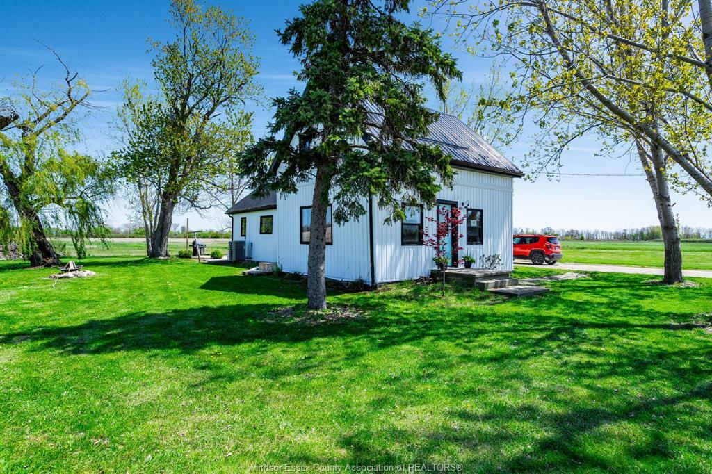 Property Photo: 242 Mersea Rd 21 ON N8H 3V7