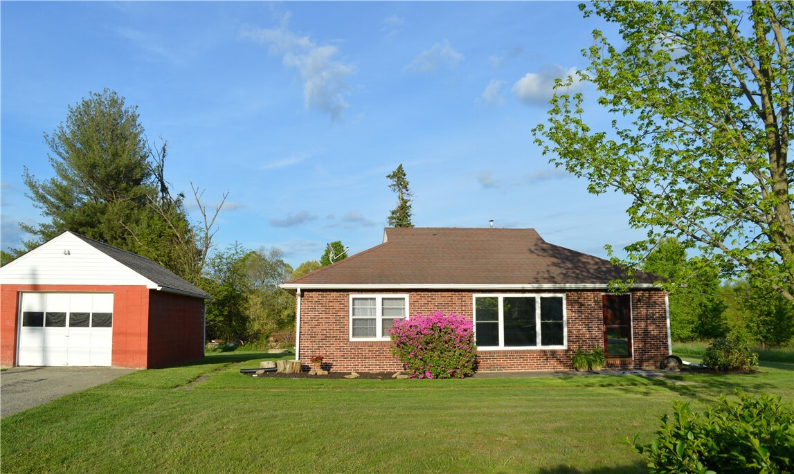 Property Photo: 2205 Dellenbaugh Rd PA 15084