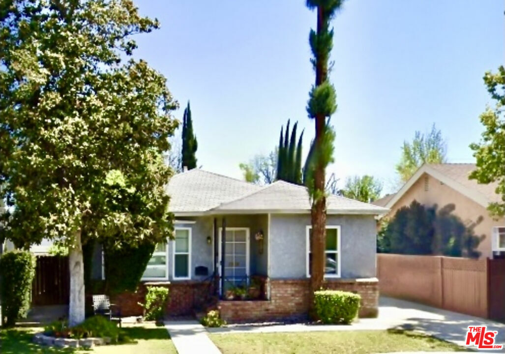 Property Photo: 5052 Newcastle Ave CA 91316