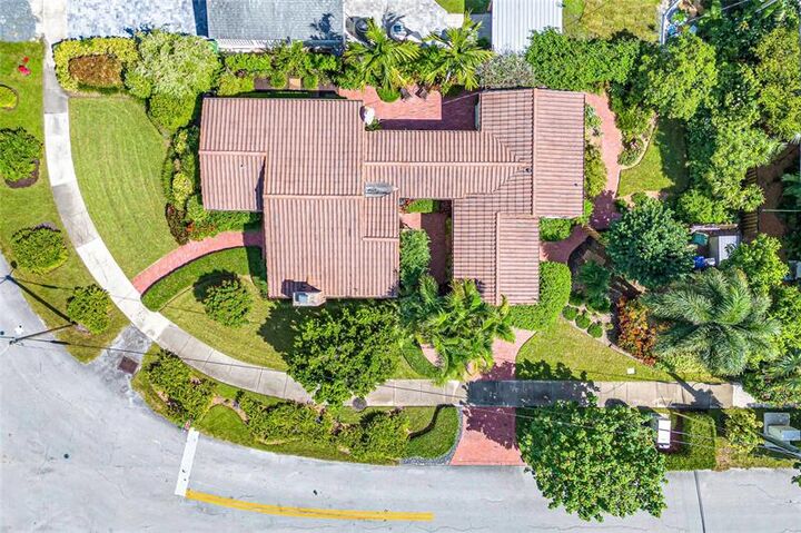 Property Photo:  1600 NE 4th Ct  FL 33301 