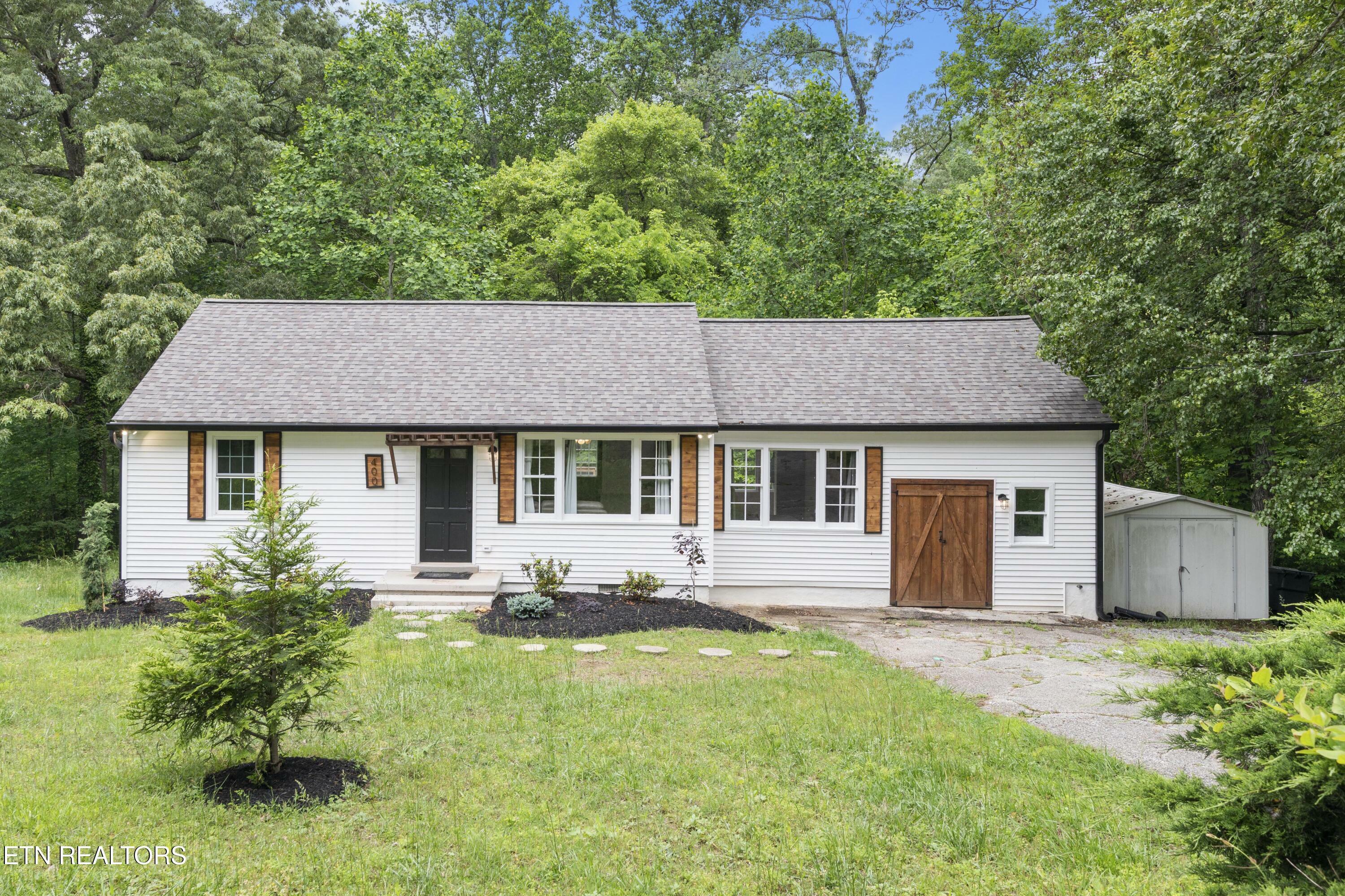 Property Photo: 400 Oakcrest Rd TN 37912