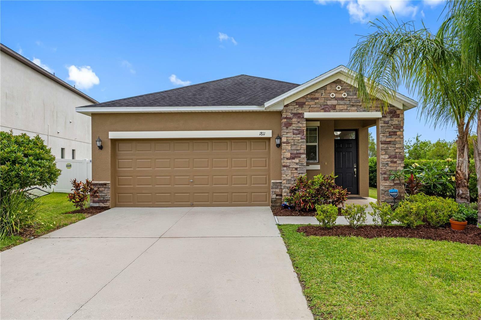 Property Photo: 1811 Redmond Brook Lane FL 33570