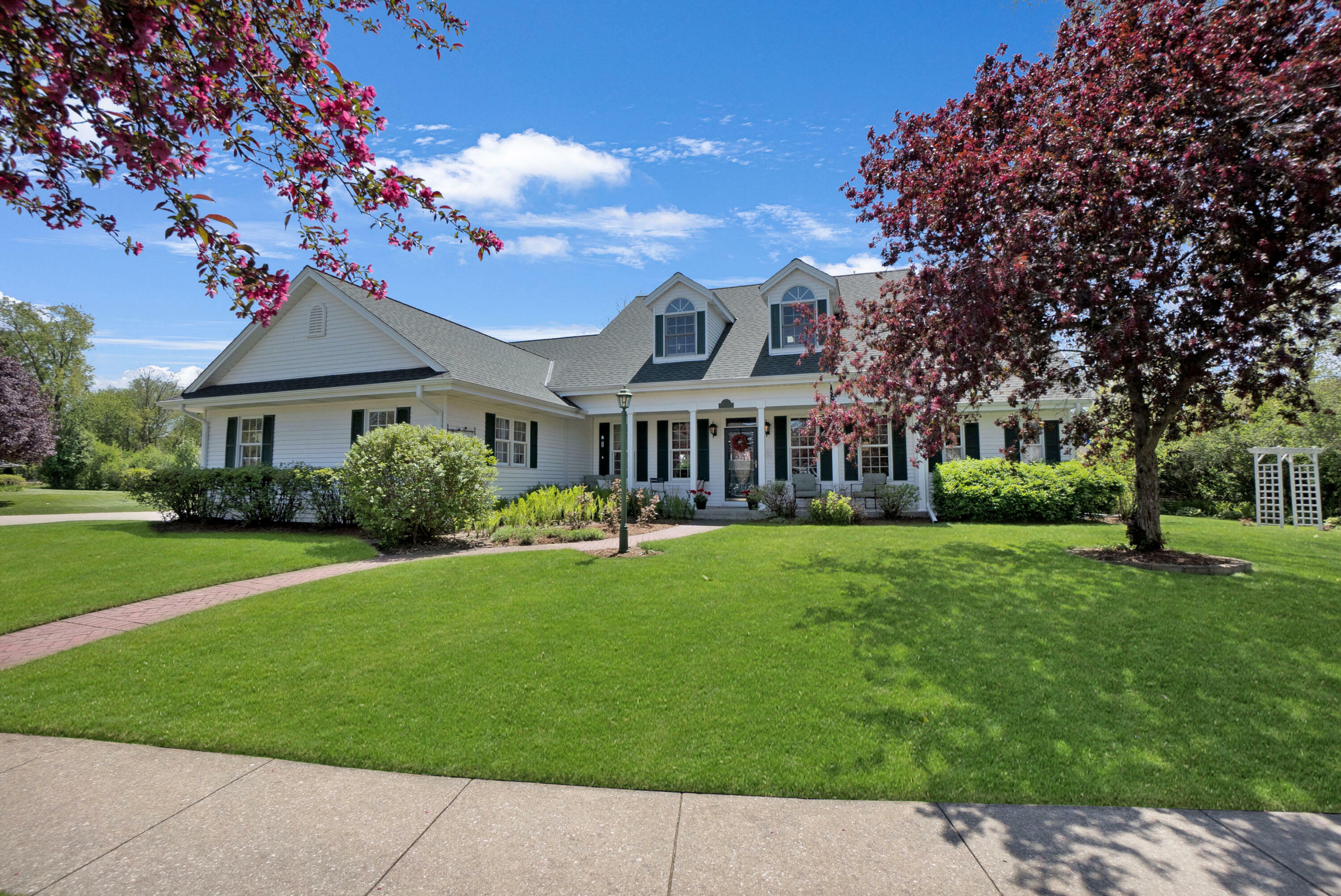 Property Photo: 647 Lake Bluff Dr WI 53066