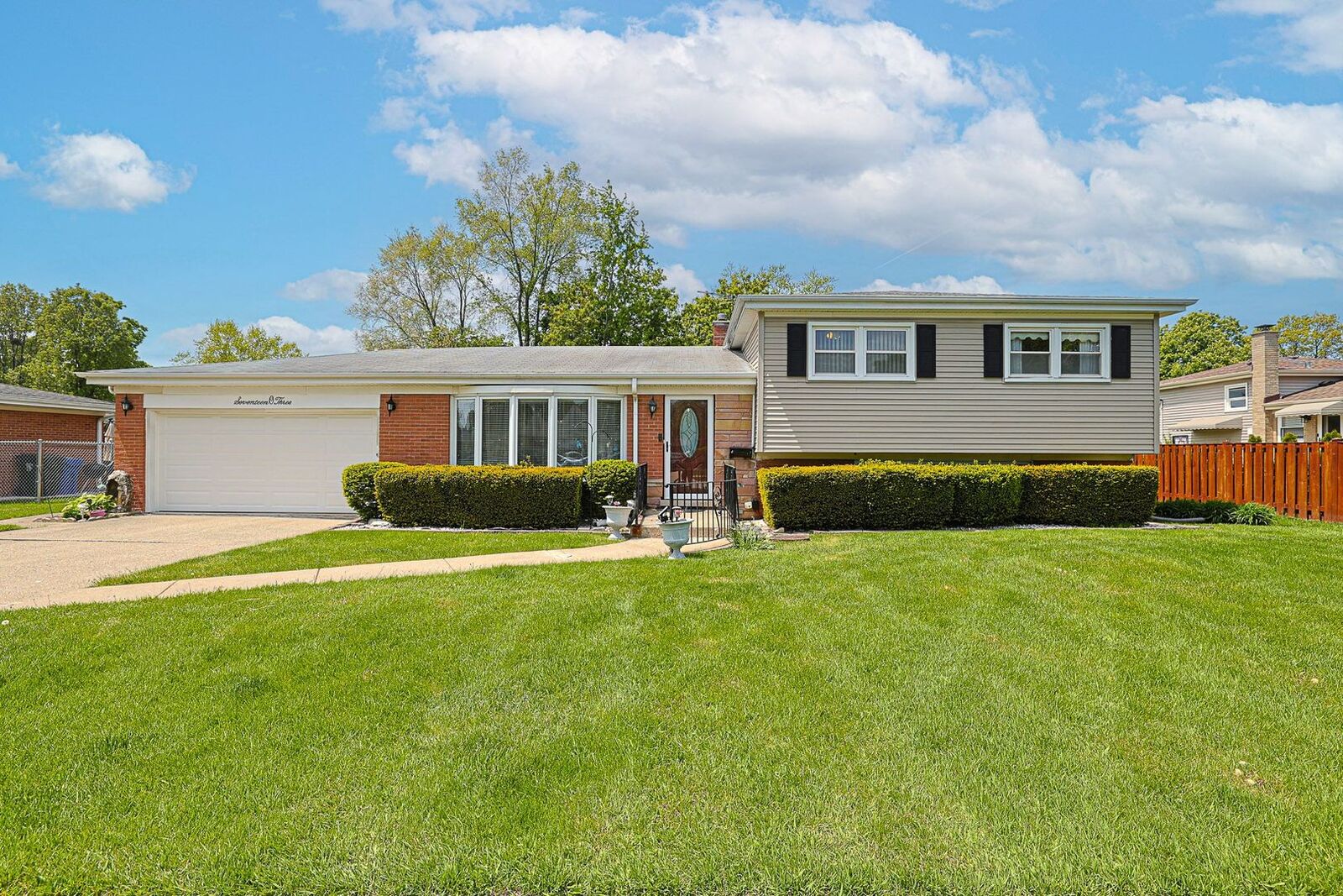 Property Photo:  1703 W Robbie Lane  IL 60056 