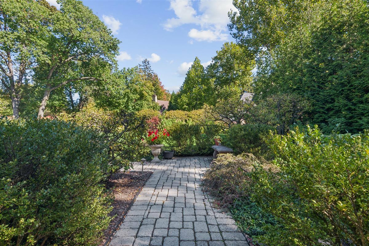 Property Photo: 350 N Deere Park Drive W IL 60035