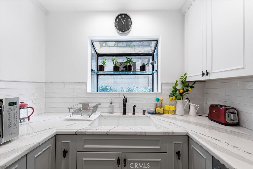 Property Photo: 1734 N Fuller Avenue 109 CA 90046