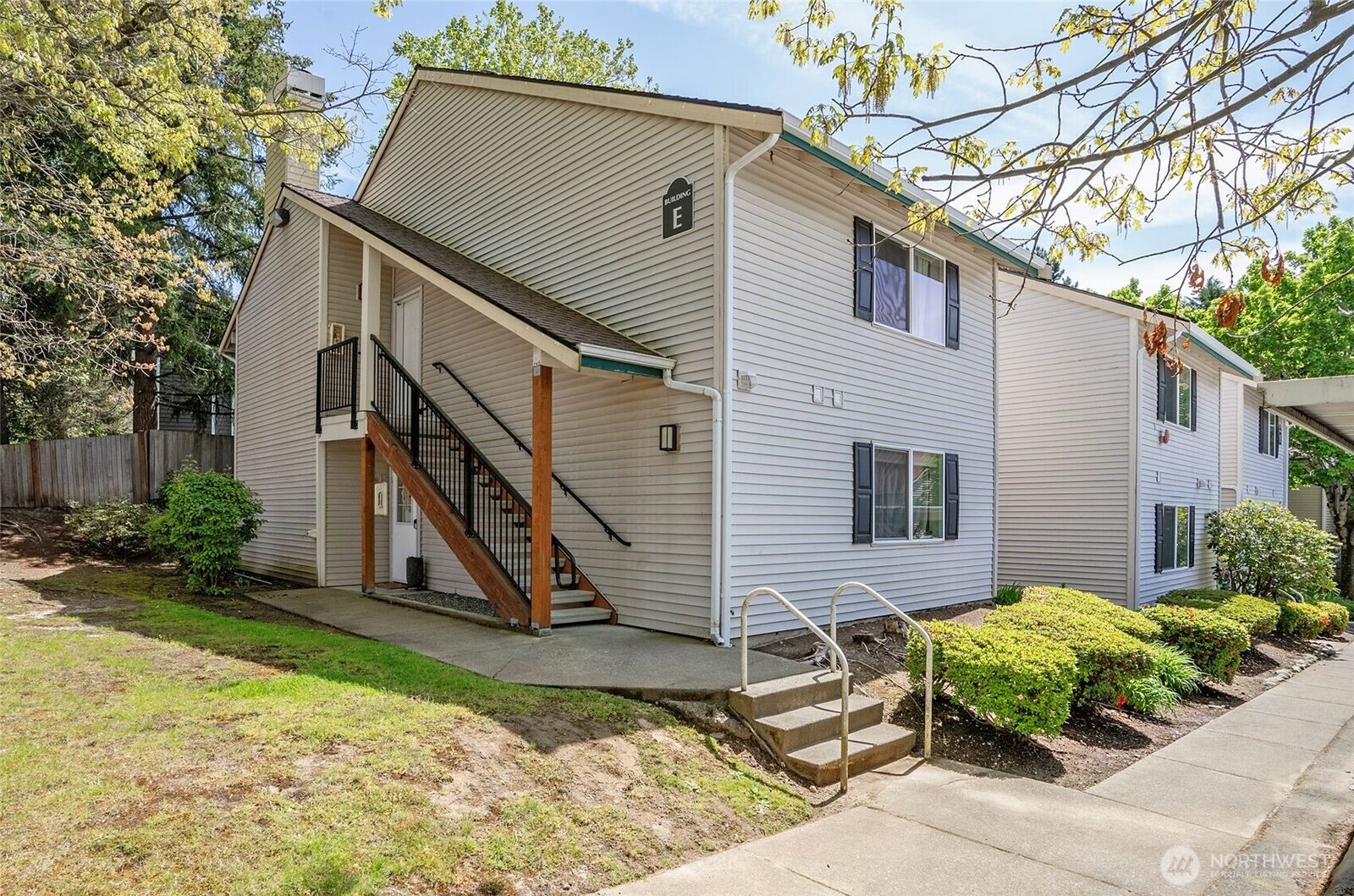 Property Photo:  4231 NE 5th Street E201  WA 98059 