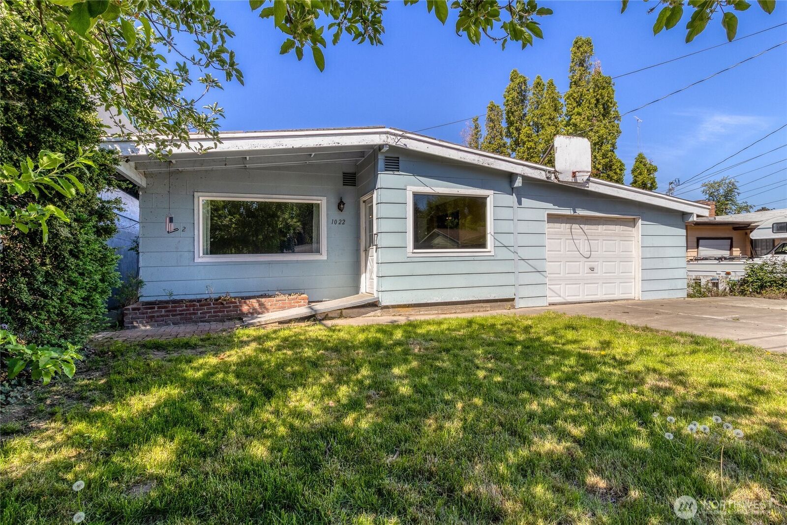 Property Photo:  1022 SE Broadway Avenue  WA 99324 
