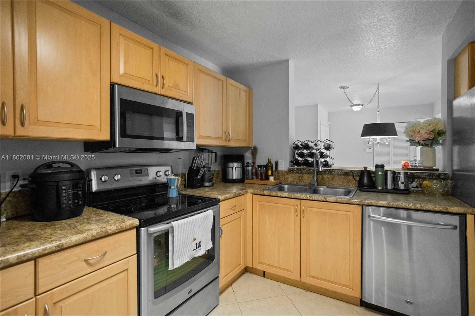 Property Photo: 619 E Sheridan St 303 FL 33004