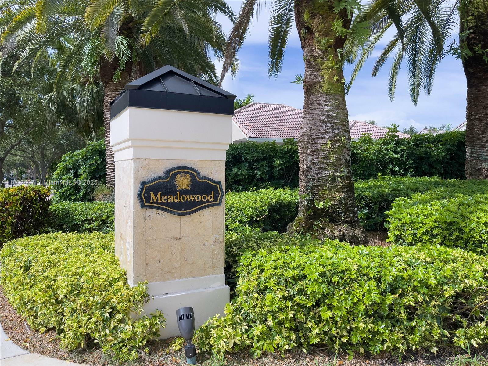 Property Photo: 2708 Meadowood Dr 2708 FL 33332