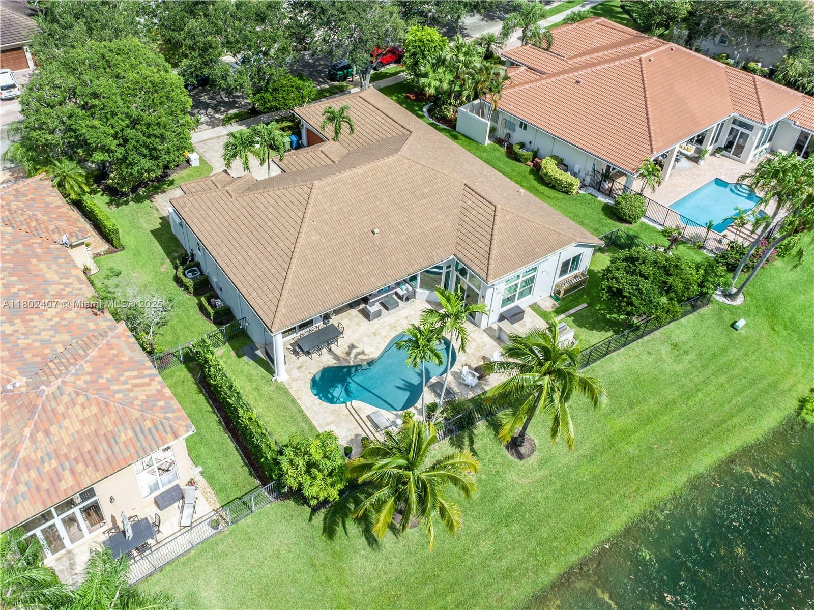 Property Photo:  2708 Meadowood Dr 2708  FL 33332 