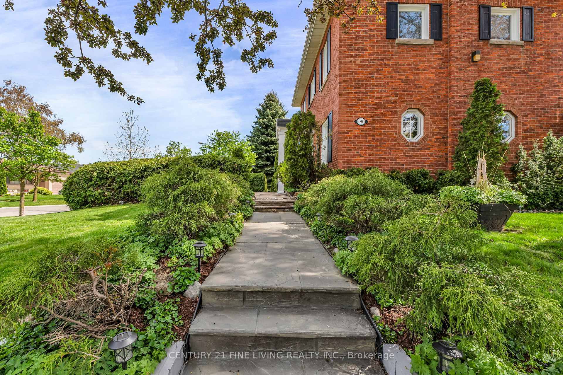 Photo de la propriété: 30 Norgrove Crescent ON M9P 3C6