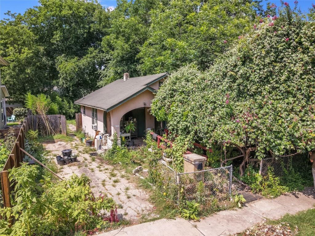 Property Photo:  2507 Diaz Street  TX 78702 