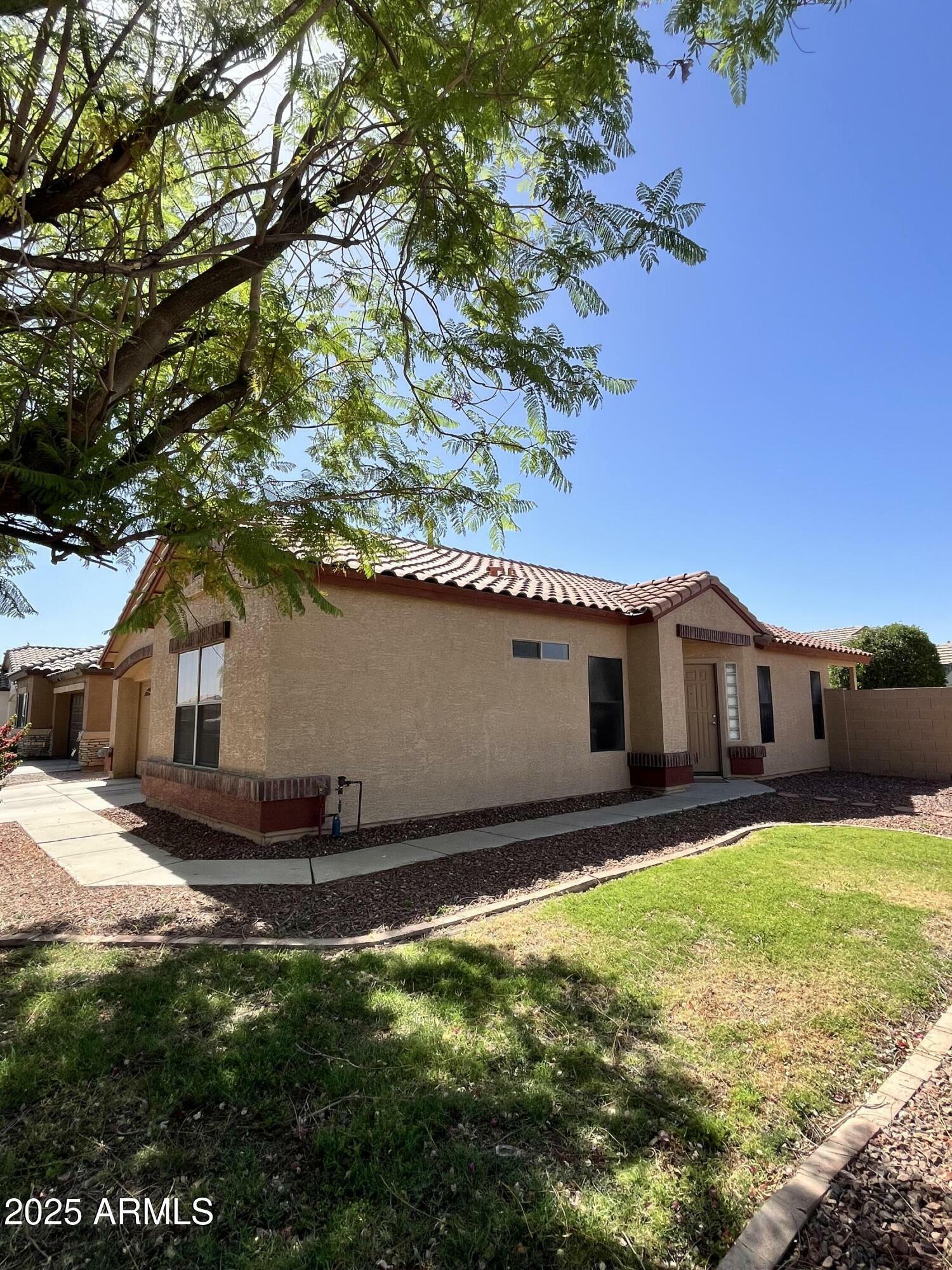 Property Photo: 1827 E Carla Vista Drive AZ 85295