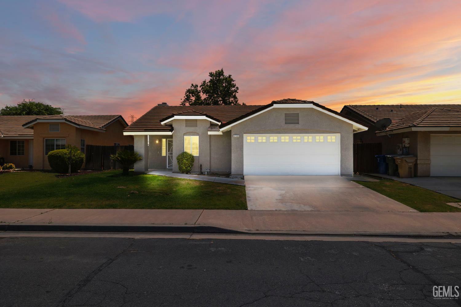 Property Photo: 3108 Silver Spur Way CA 93312