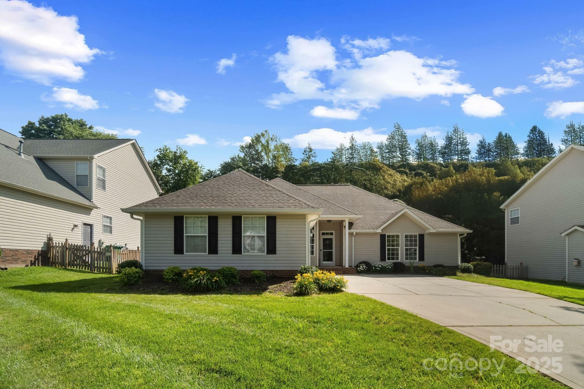Property Photo: 12013 Regent Ridge Lane NC 28278