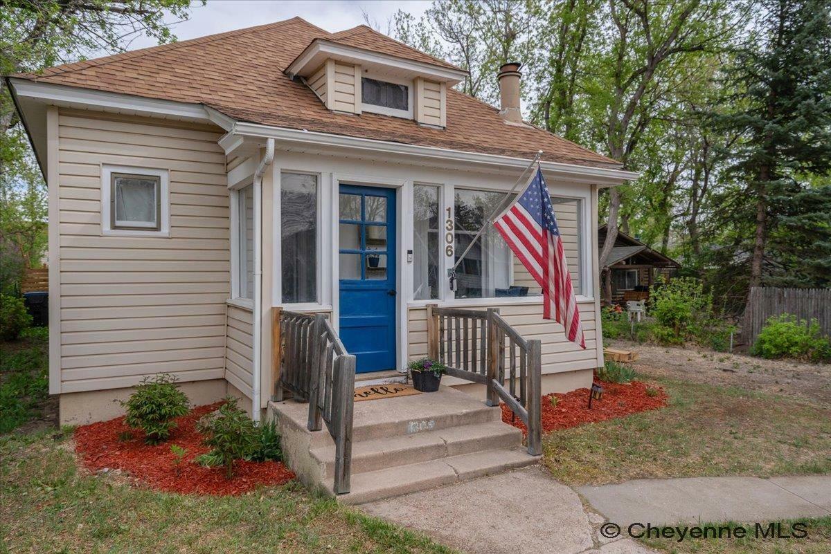 Property Photo: 1306 E 21st St WY 82001