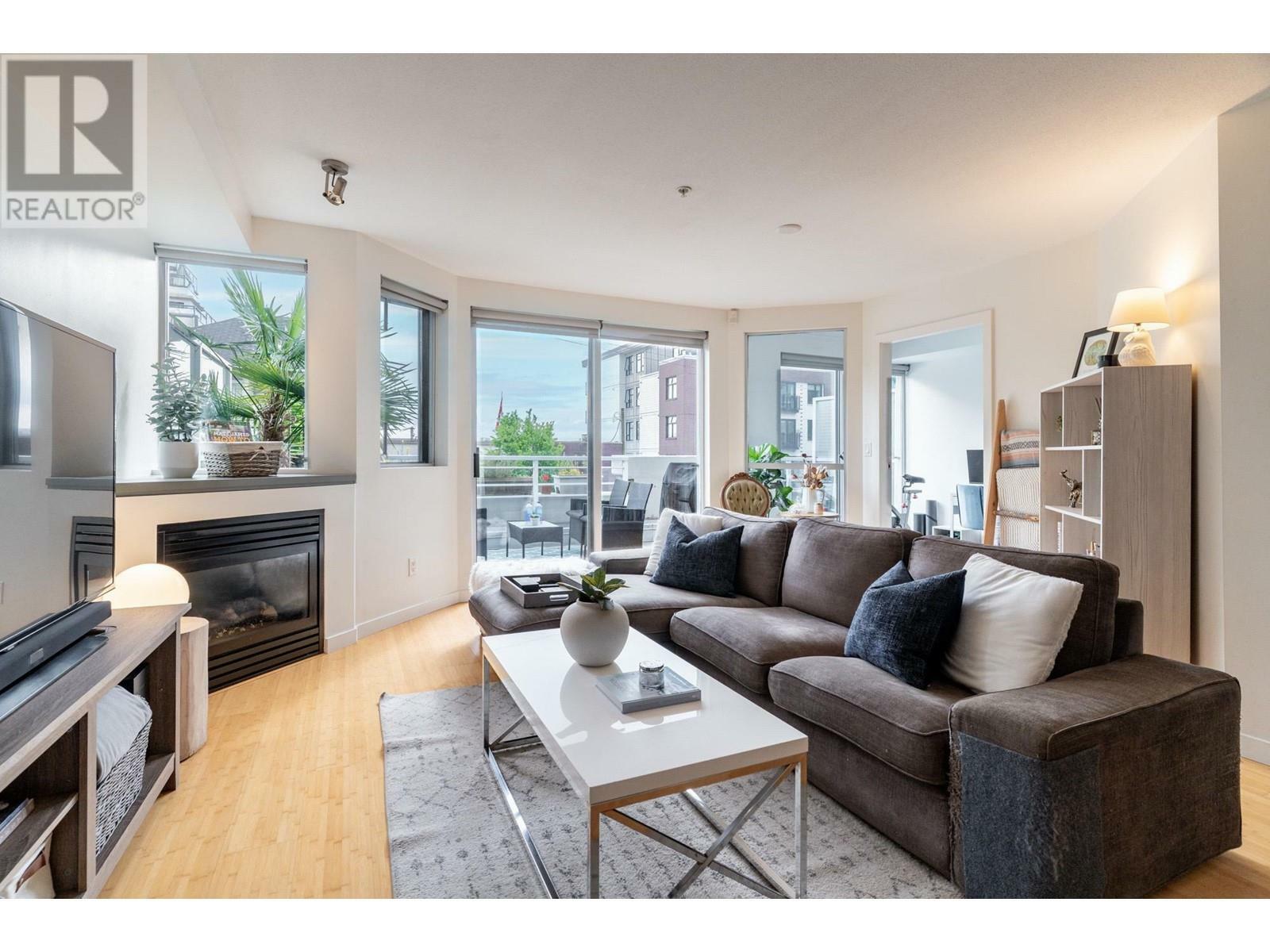 Property Photo: 122 East 3rd Street 203 BC V7L 1E6