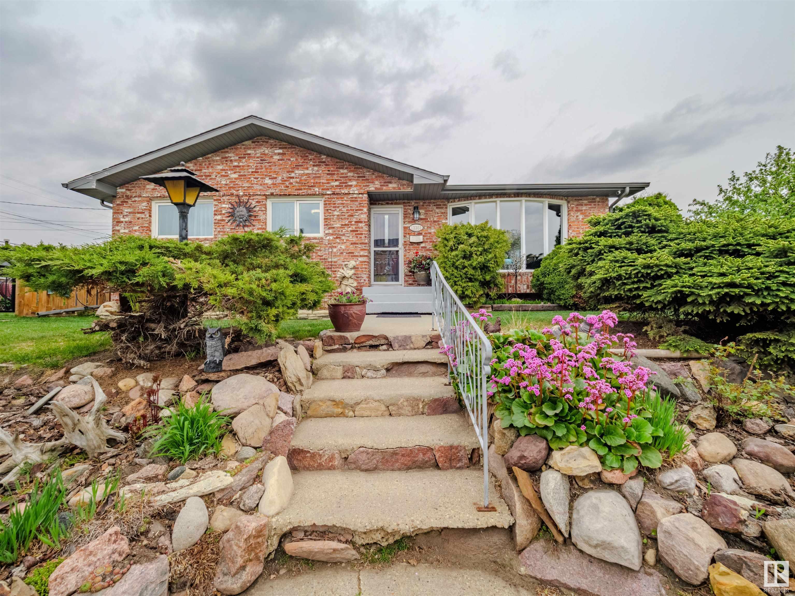 Photo de la propriété: 13303 75 Street NW AB T5C 0Z4