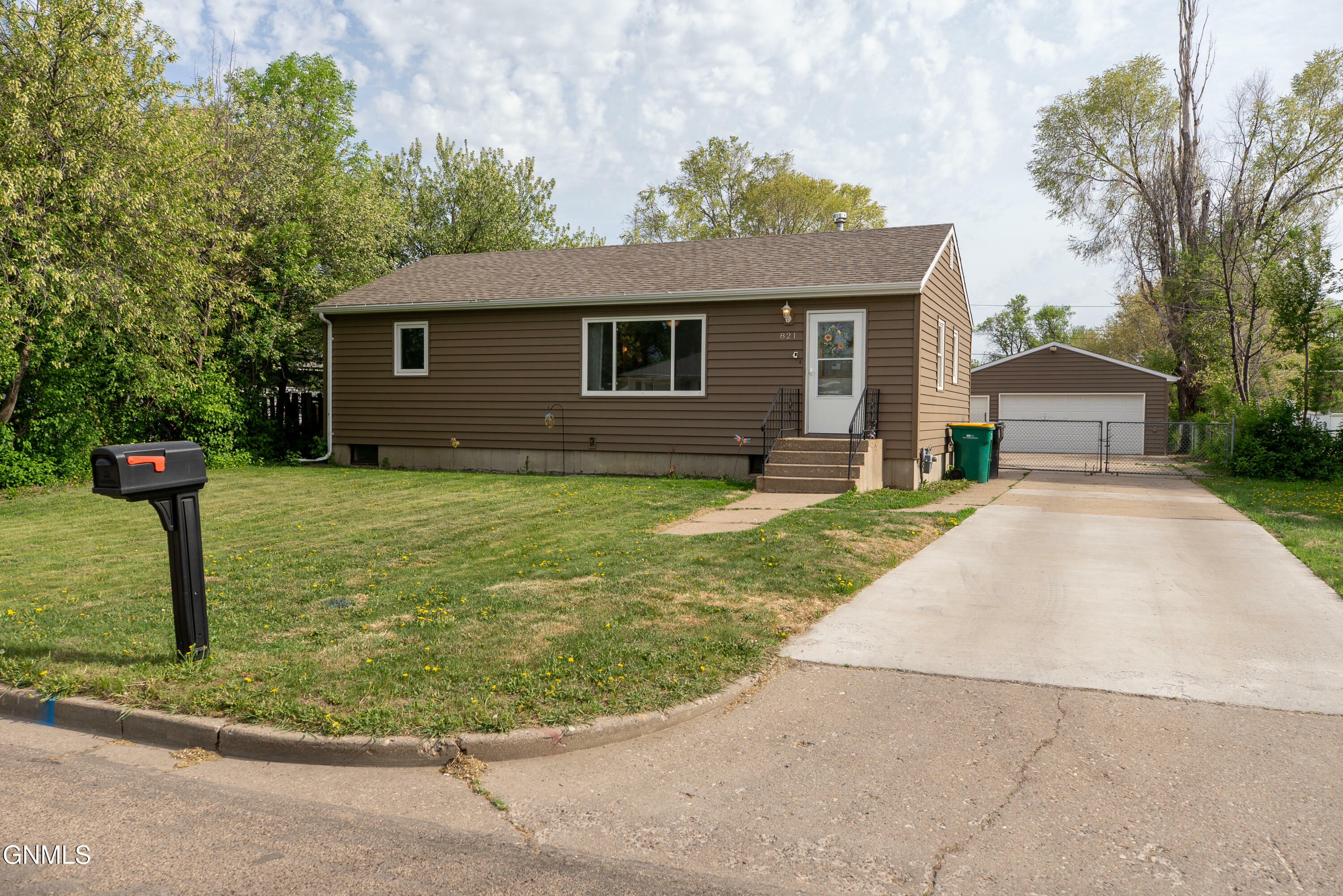 Property Photo: 821 W Sweet Avenue ND 58504