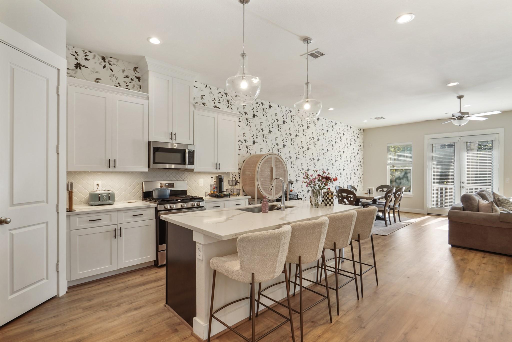 Property Photo: 812 E 37th Street B TX 77022