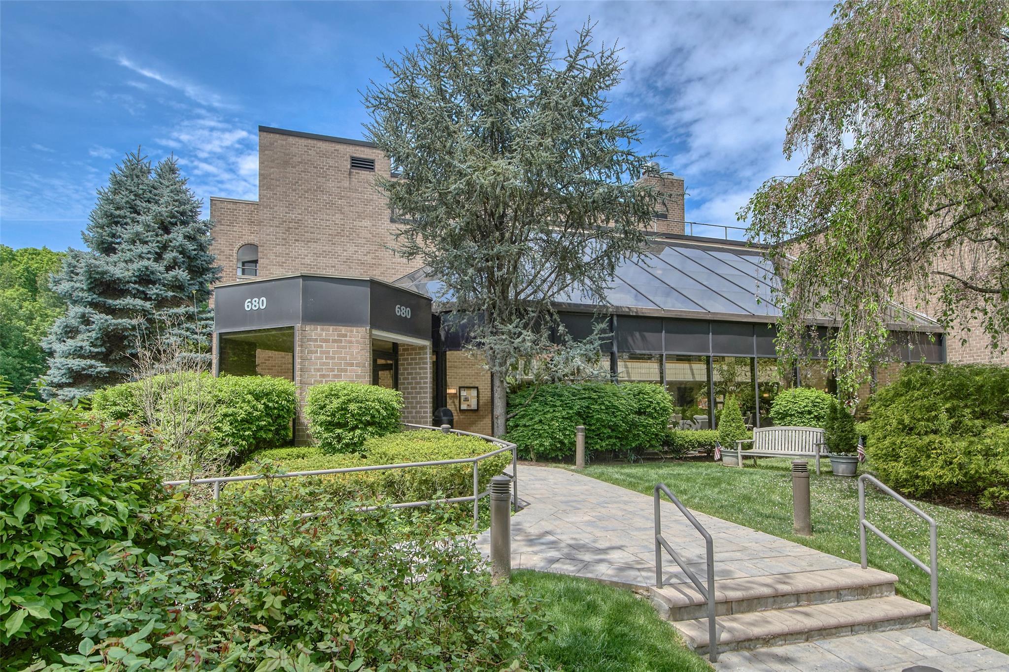 Property Photo: 680 W Boston Post Road 3R NY 10543
