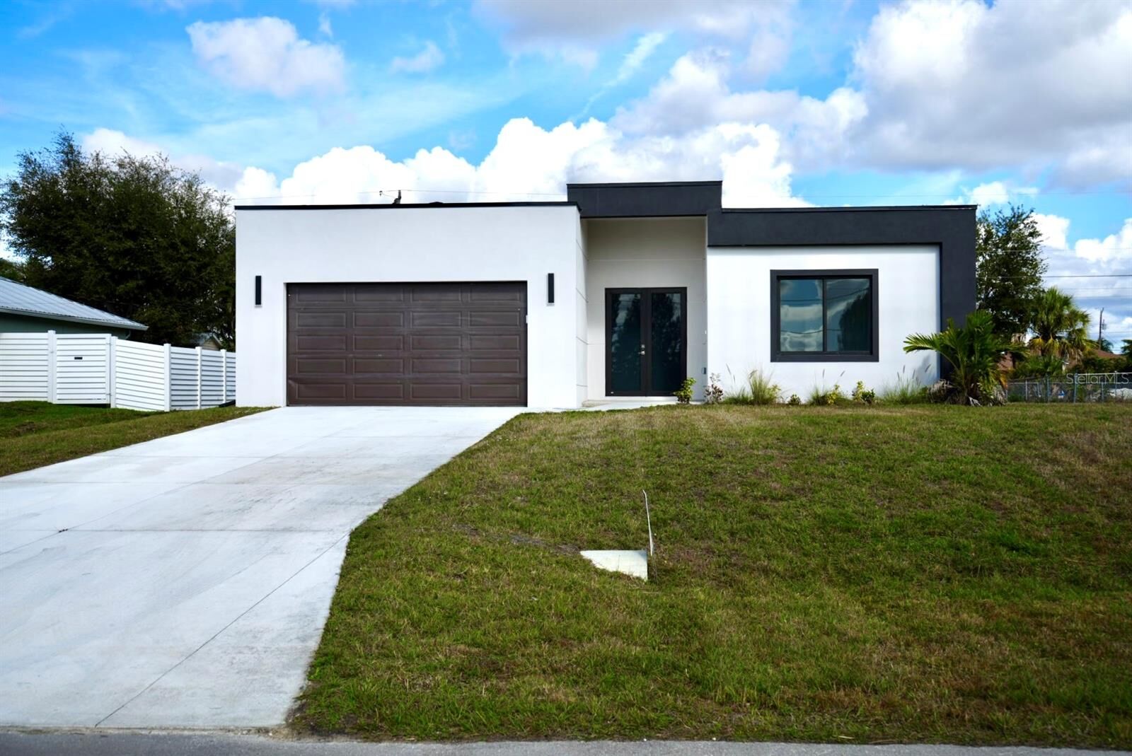 Property Photo:  313 NE 9th Street  FL 33909 