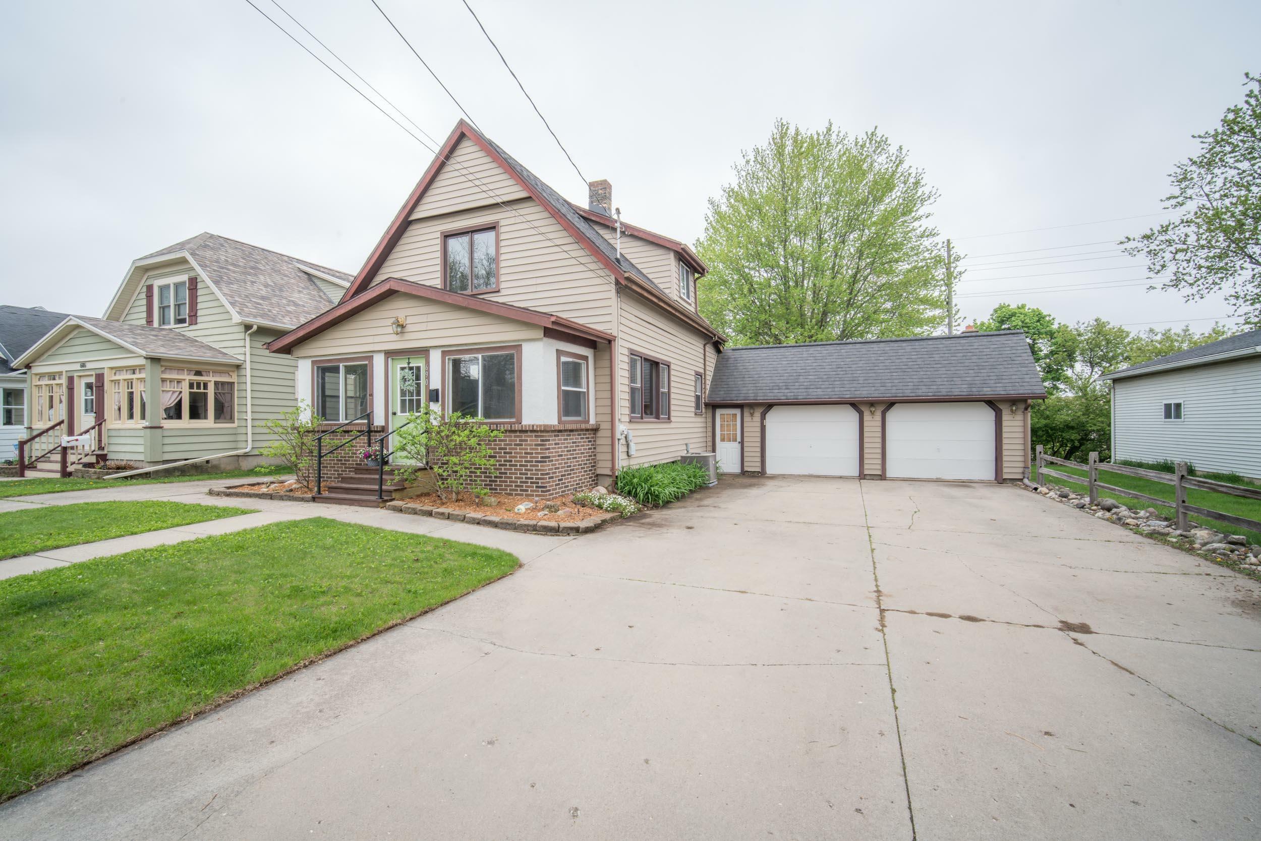 Property Photo: 690 North St WI 53090