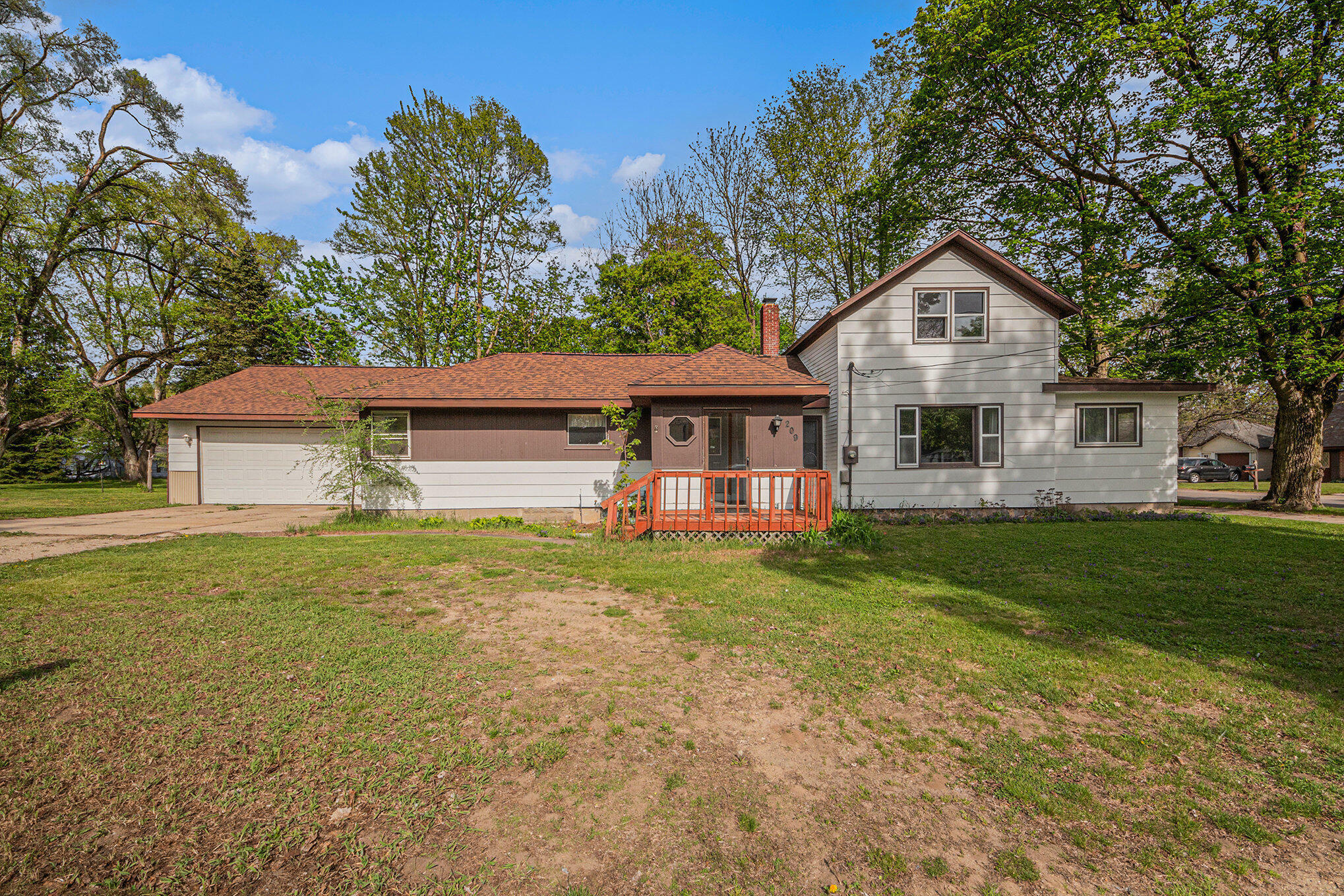 Property Photo: 209 Oak Street MI 49319