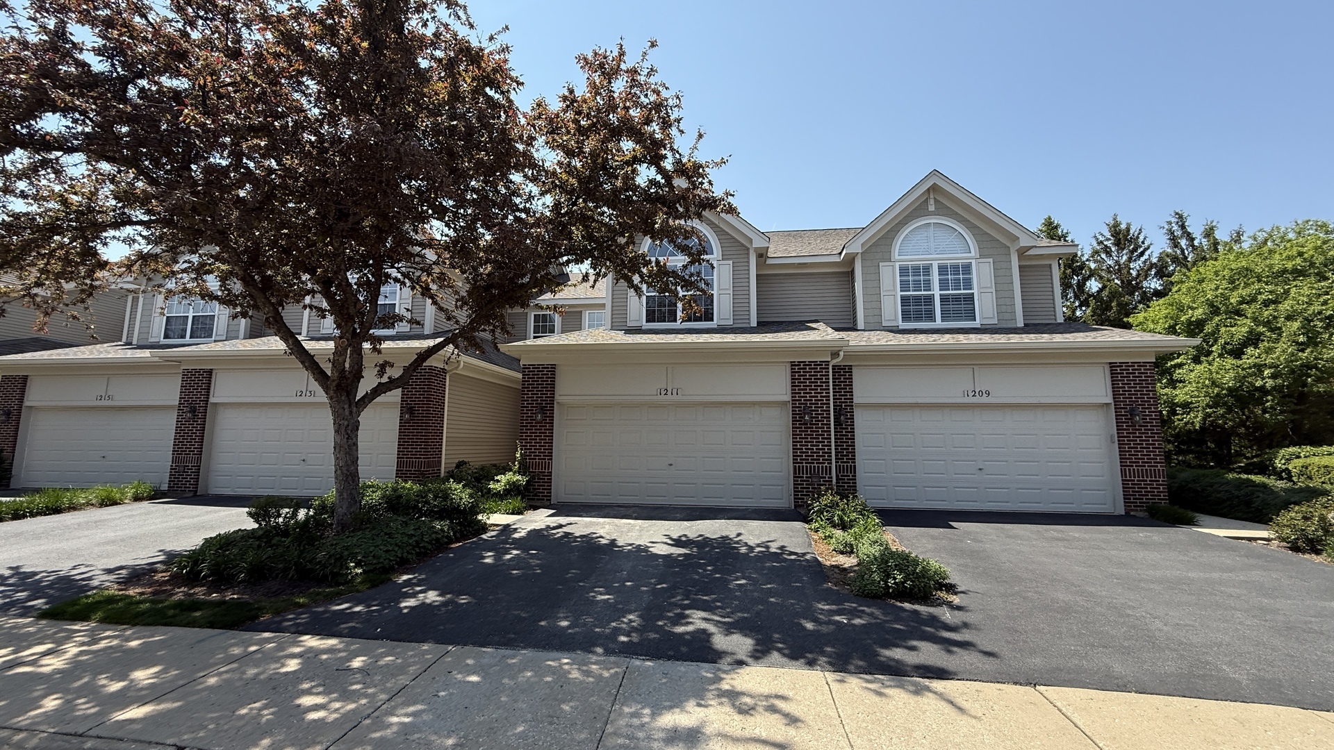 Property Photo: 1211 Townes Circle IL 60502