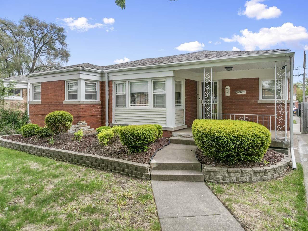 Property Photo:  9007 S Jeffery Boulevard  IL 60617 