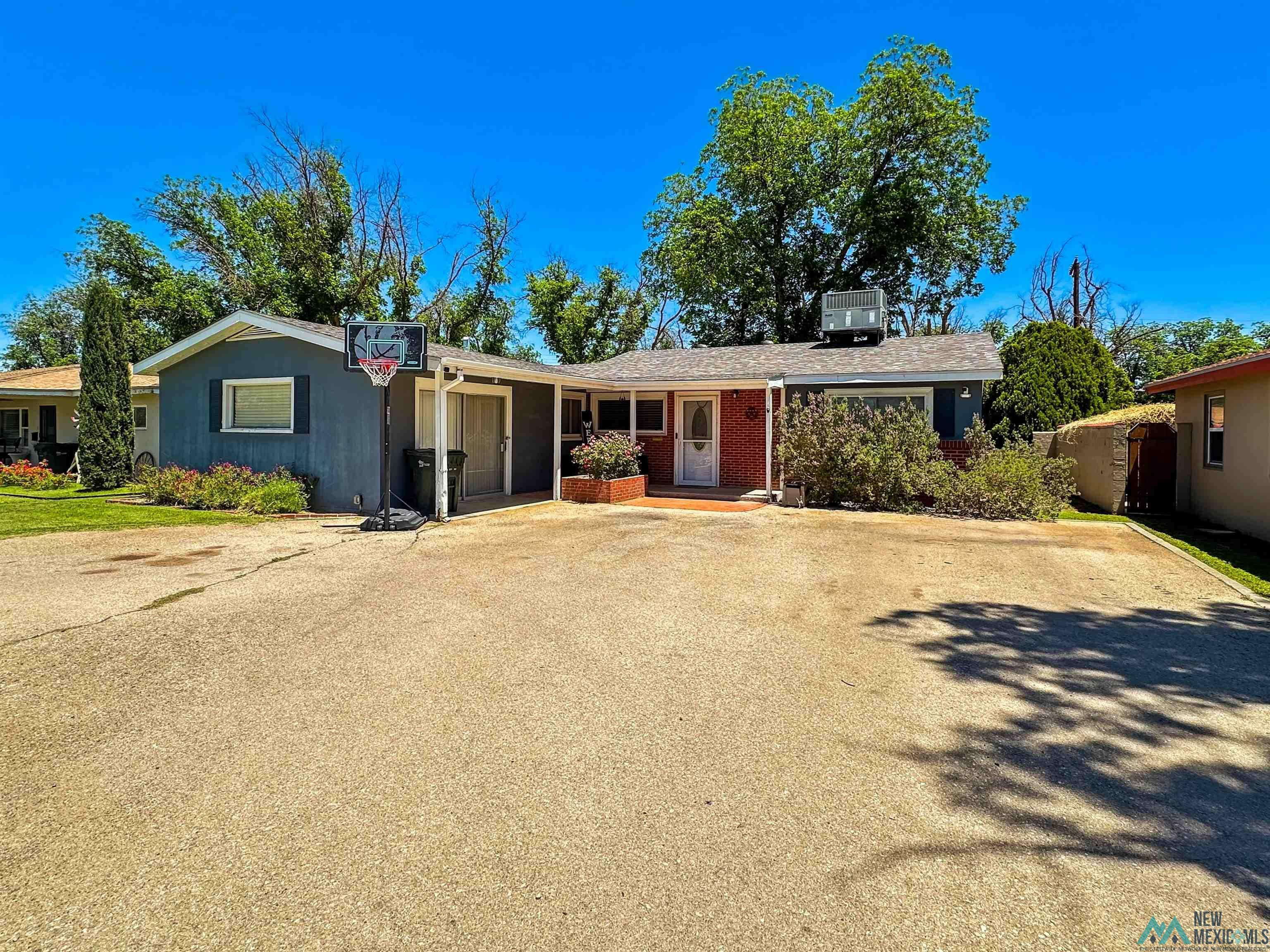 Property Photo: 914 Albert Street NM 88220