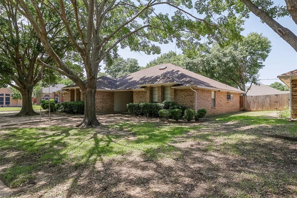 Property Photo: 901 Willow Creek Drive TX 76063