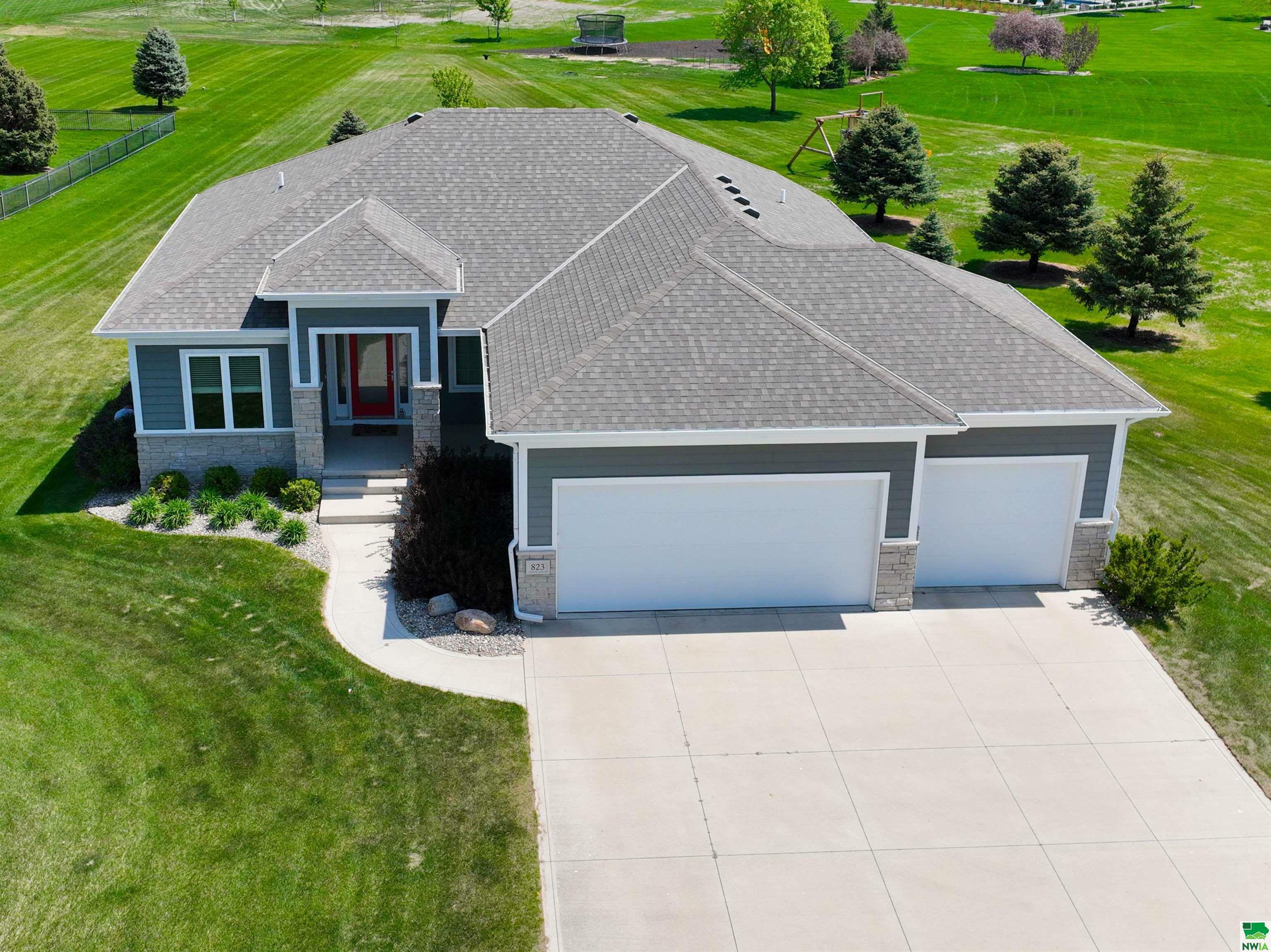 Property Photo: 823 Brookside Dr SD 57038