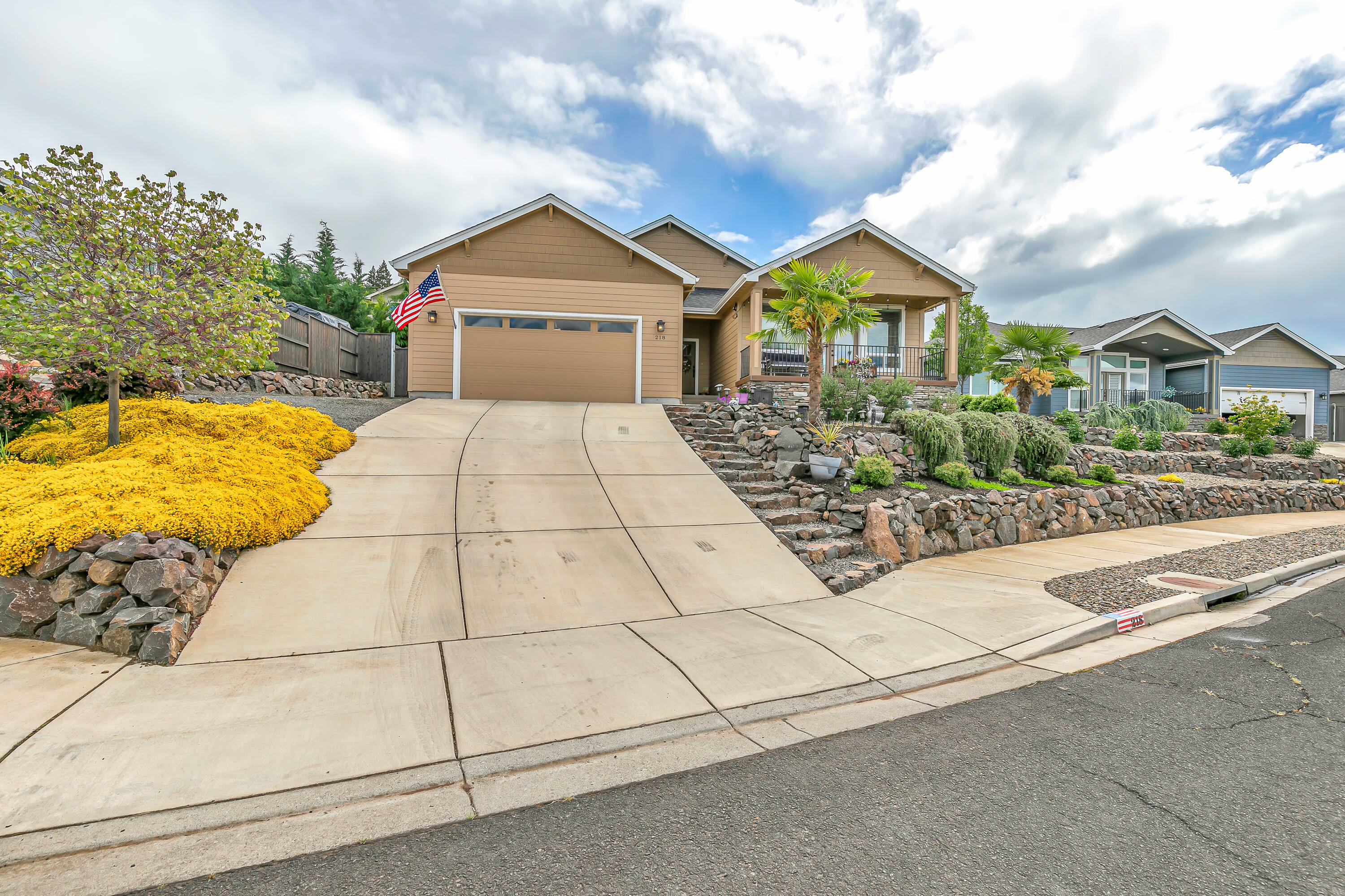 Property Photo: 218 Cambridge Terrace OR 97524