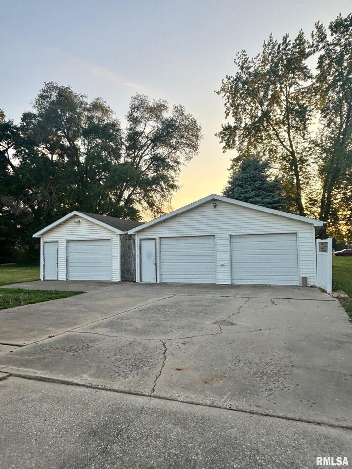 Property Photo: 123 N Oak Street IL 61489