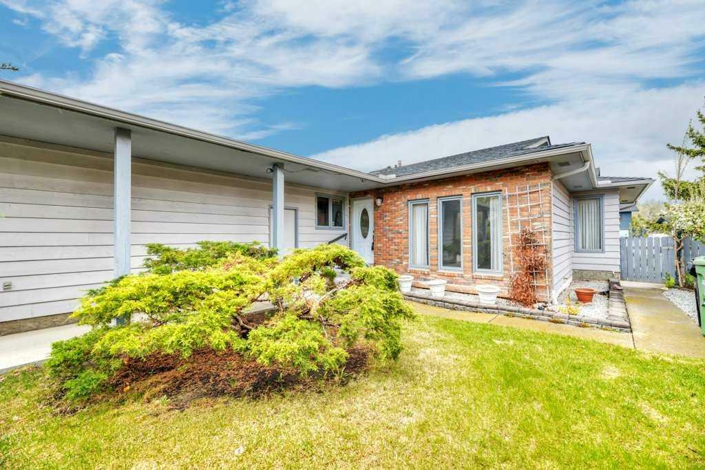 Property Photo: 20 Sunmount Green SE AB T2X 2B2