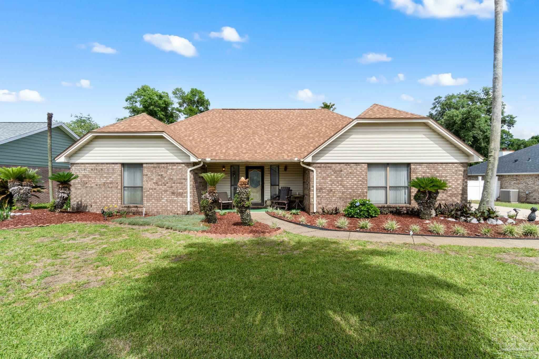 Property Photo: 8560 Westview Ln FL 32514