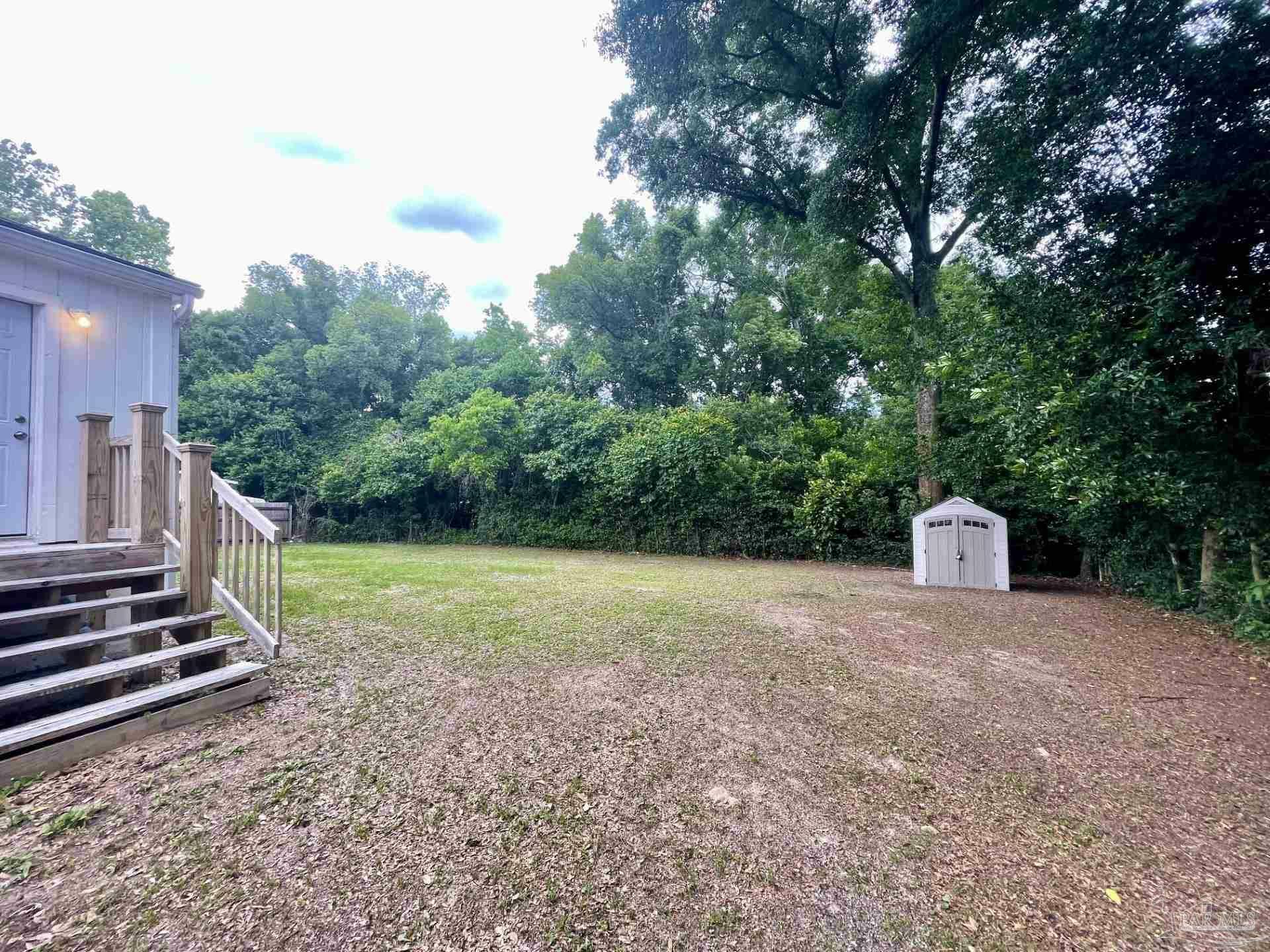 Property Photo: 209 Maple St FL 32506