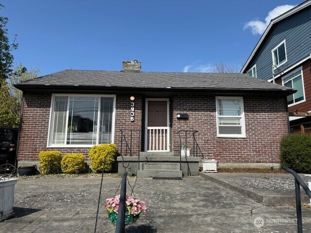 Property Photo: 3936 SW Kenyon Street WA 98136