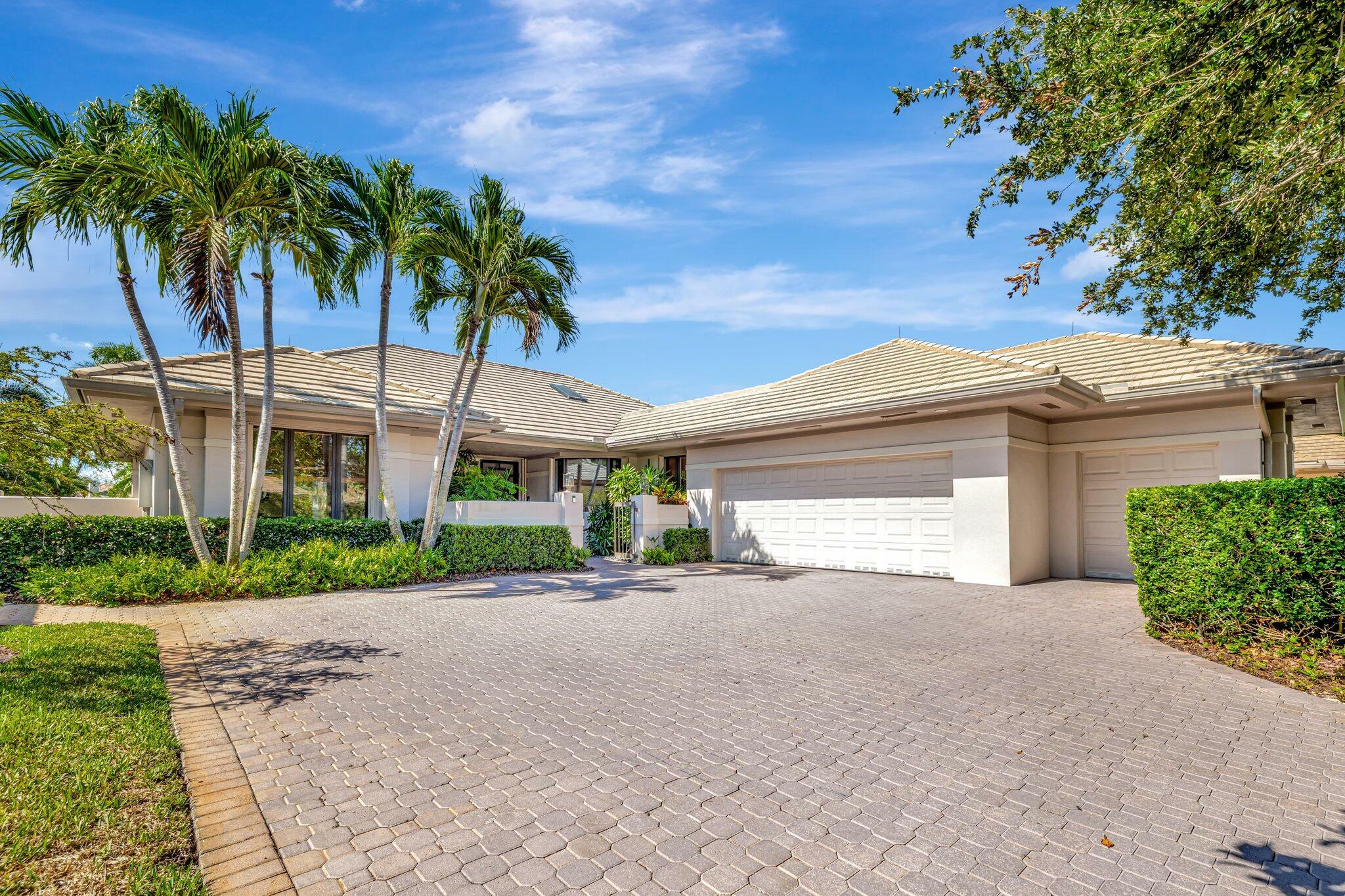 Property Photo: 6022 SE Oakmont Place FL 34997