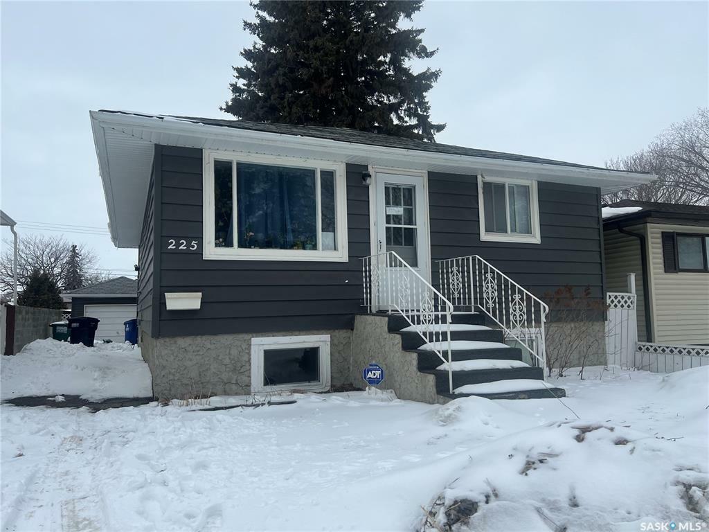 Property Photo: 225 Ottawa Avenue S SK S7M 3L4