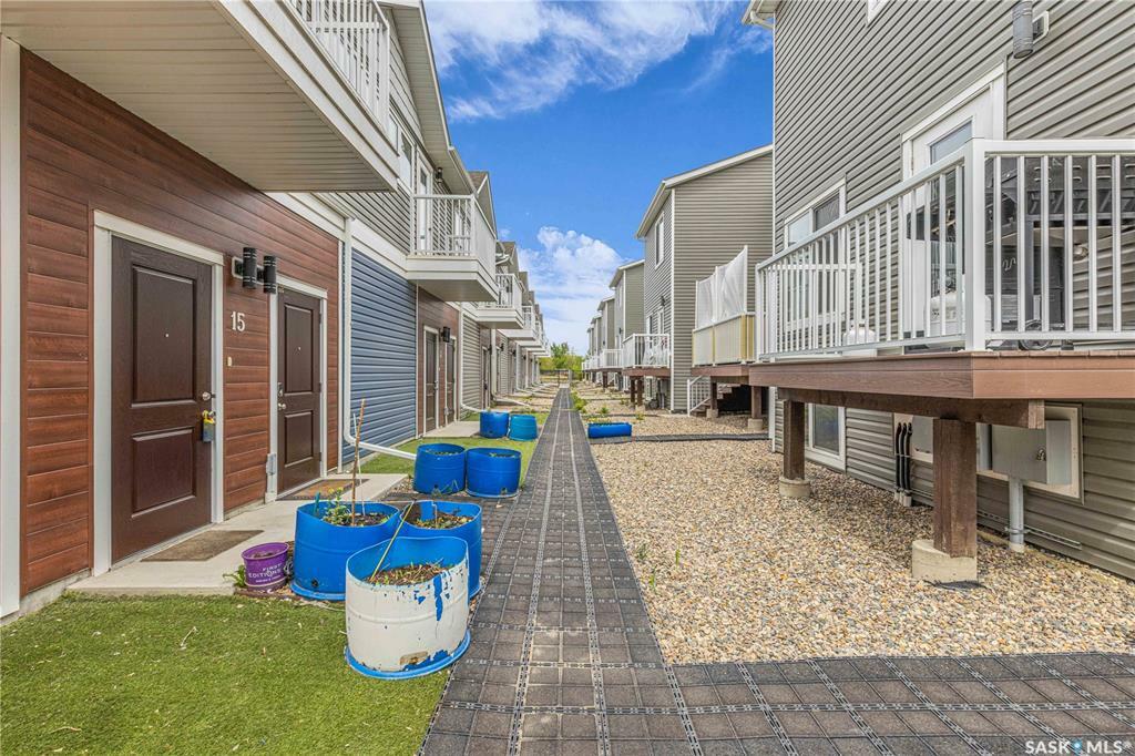 Property Photo: 401 L Avenue S 15 SK S7M 2H2