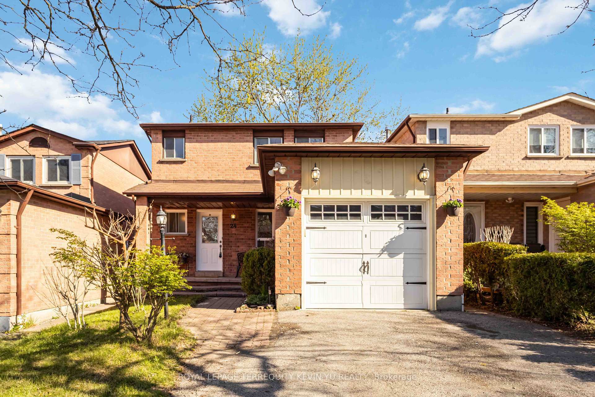 Property Photo: 24 Blackburn Crescent ON L1S 5Y8