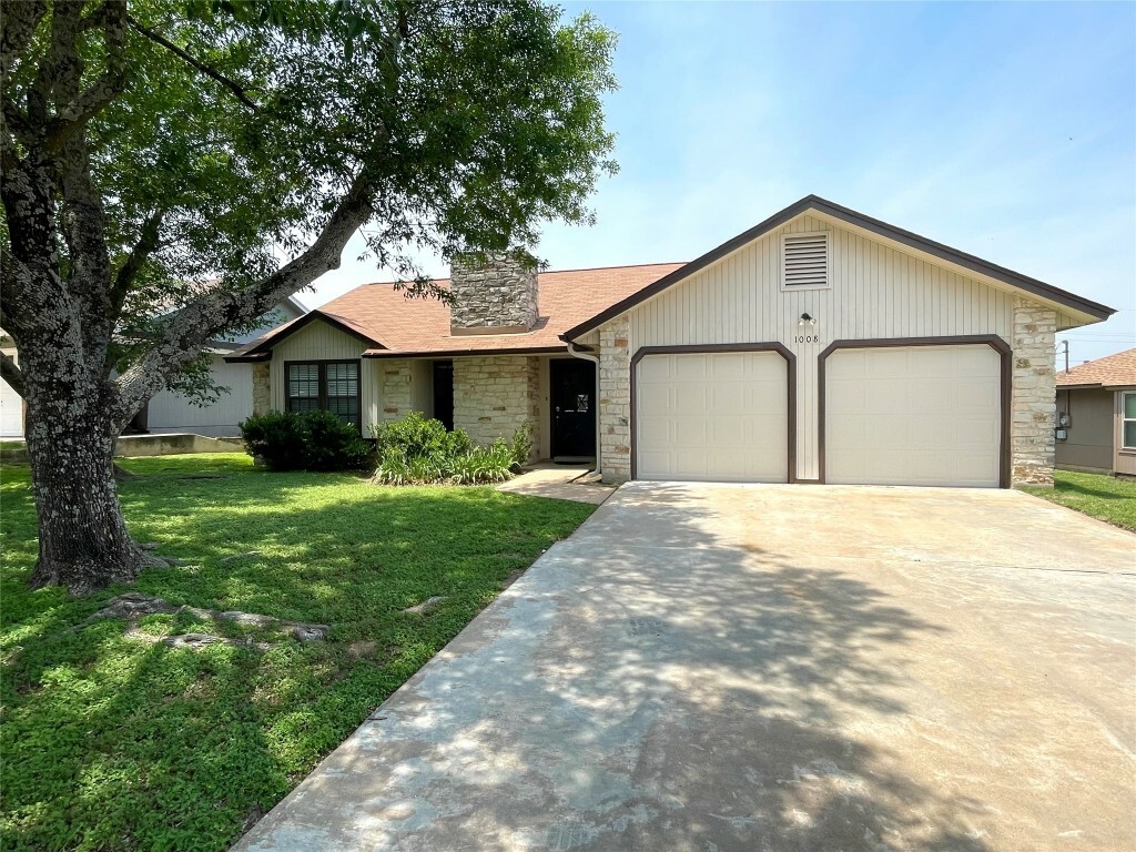 Property Photo: 1008 Cresswell Drive TX 78660