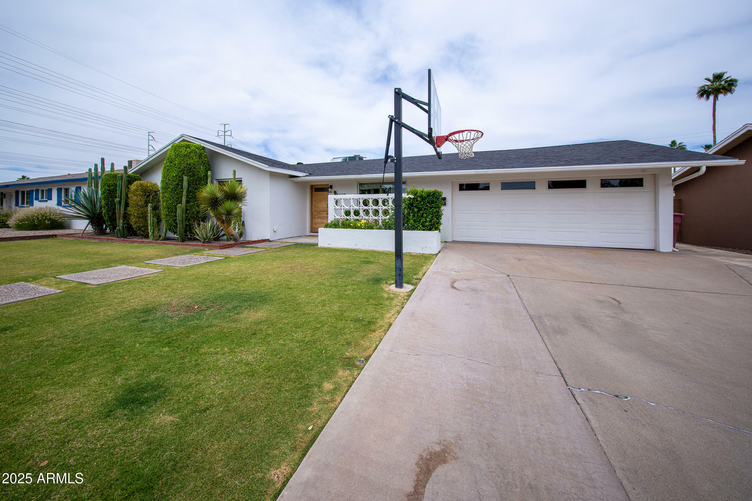 Property Photo: 6608 E Lewis Avenue AZ 85257